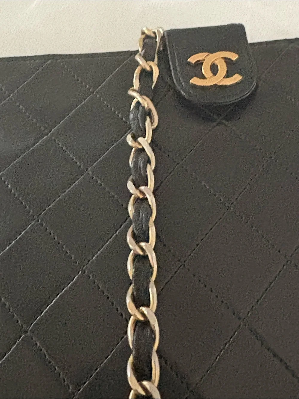 CHANEL Black Quilted Leather Shoulder Bag with Gold Chain
